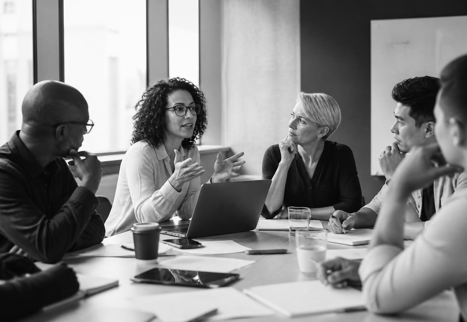 Profissionais em reunião estratégica, conversando e trocando ideias